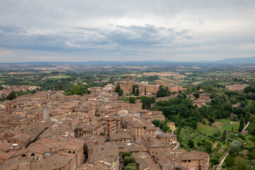 Obraz premium Panoramic view of Siena city with historic buildings and streets