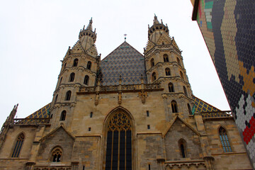 Fototapeta na wymiar St. Stephen's Cathedral in Vienna. The old building in the gothic style is a masterpiece of Austrian culture and the main attraction of the capital.