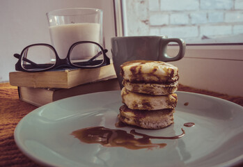 Книга, чай, оладушки - спокойствие