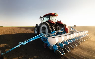 Photo sur Plexiglas Tracteur Farmer with tractor seeding