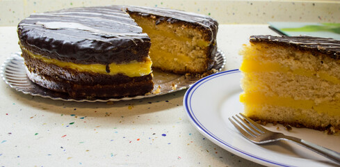 tarta de chocolate y bizcocho, junto a la porción.
