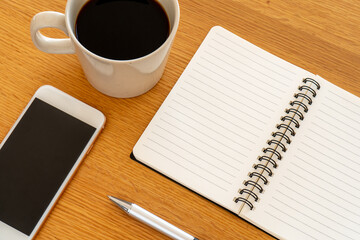 学習シーン（スマホ、リングノート、コーヒー、ボールペン）