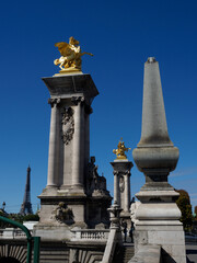 Fototapeta na wymiar statue du pont Alexandre 3 à Paris