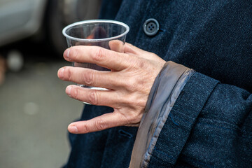 mains de travailleurs brocanteurs