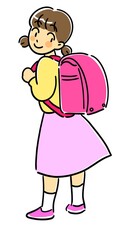 ランドセルを背負って振り向く女の子
