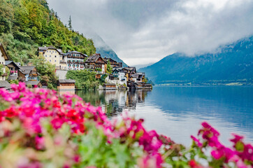 Fototapeta premium View of the village and lake of Haalstadt in Austria
