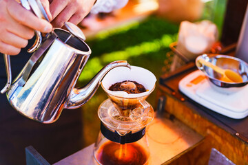 バリスタ　コーヒー　淹れる　【カフェ　イメージ】