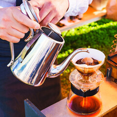 バリスタ　コーヒー　淹れる　【カフェ　イメージ】