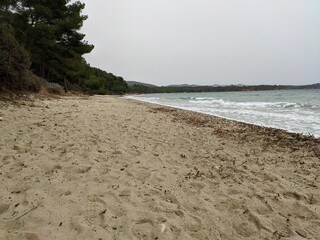 Plage Sentier du littoral, bord de mer méditerranée à hyères french rivera, rocher et vague...