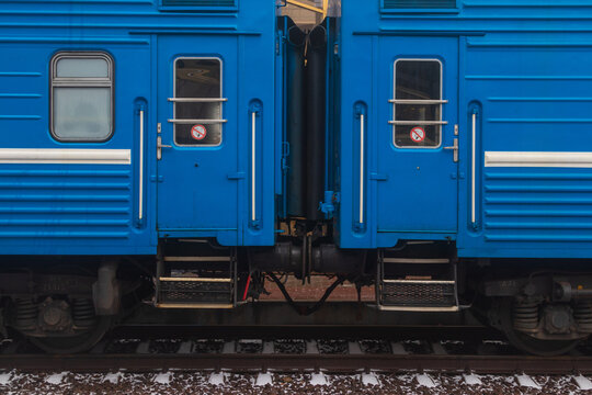 Coupling of train carriages