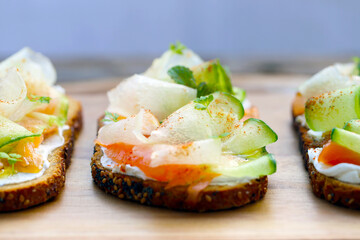 delicioso sanduíche do gourmet com salmão e pepino. 