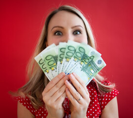 Urlaubsgeld - Frau freut sich über Geld