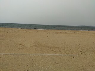 Sentier du littoral, bord de mer méditerranée à hyères french rivera, rocher et vague s'écrasant sir ma rive des falaises, arbes pin de provence, rondin de bois, parc naturel protégé forêt