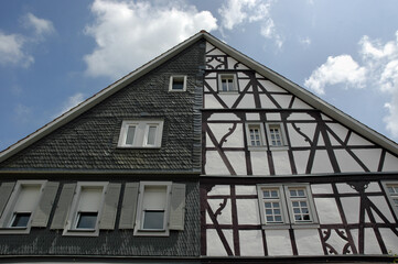 Fototapeta na wymiar Unsymmetrischer Hausgiebel in Flonheim
