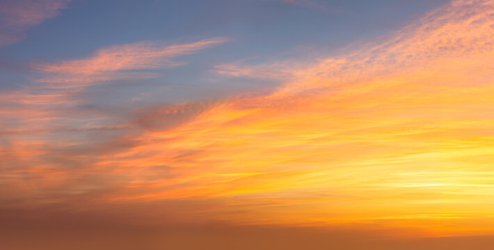 Ave real sunrise sundown sky background with gentle colorful clouds © Taiga