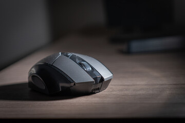 raton pc negro y gris con espacio para texto