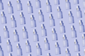 Obraz premium Dropper bottle pattern on the purple background minimal white cap and silver design