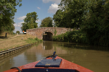 View from a narrow boat on Allen's Lock No 36 and Allen's Bridge No 204, a minor waterways place on the Oxford Canal between Cleves Bridge No 207 and Allen's Lock No 36. Oxford, United Kingdom. © NAO