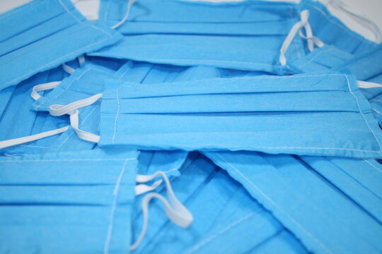 mascarillas cubre bocas azules para prevenir el covid-19