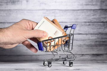 Argent euro dollar change echange banque  monnaie caddie poussette magasin courses supermarché