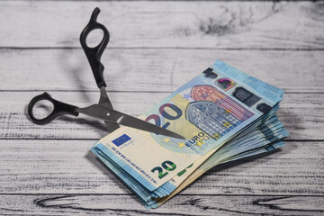 Argent euro dollar change echange banque  monnaie ciseaux coiffeur