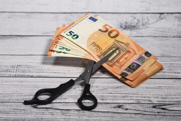 Argent euro dollar change echange banque  monnaie ciseaux coiffeur