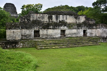Fototapeta na wymiar Paisajes y rincones de la ciudad arqueológica maya de Tikal, situada en la región de Petén, en el norte de Guatemala