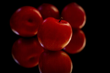 deliciosa cereza fresca en fondo negro horizontal, closeup de la fruta