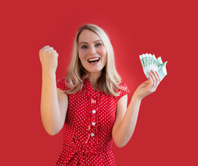 Gehaltserhöhung - Frau freut sich über Geld