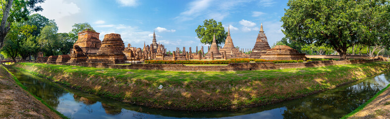 Obraz premium Wat Mahathat Temple in the precinct of Sukhothai Historical Park, a UNESCO World Heritage Site in Thailand