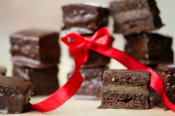 selbstgemachte Dominosteine glutenfrei, Schokoüberzug mit Kokosblütenzucker 