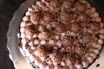 Pastel de chocolate decorado con chocolate amargo con nuez