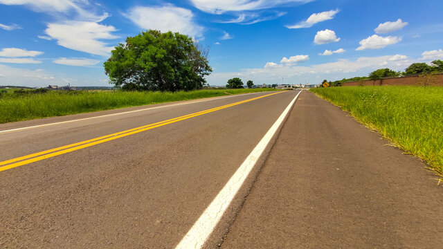 Low Angle Shot Of An Empty Highway Under The Bright Cloudy Sky