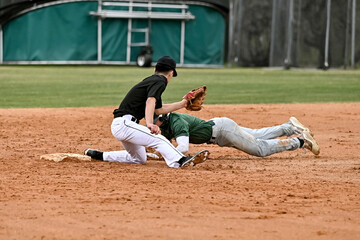 Obraz premium Action photo of high school baseball players making amazing plays during a baseball game