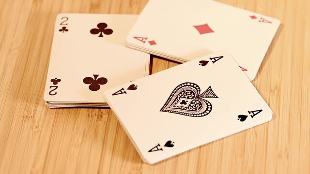 Spielkarten drehen auf einem Drehteller