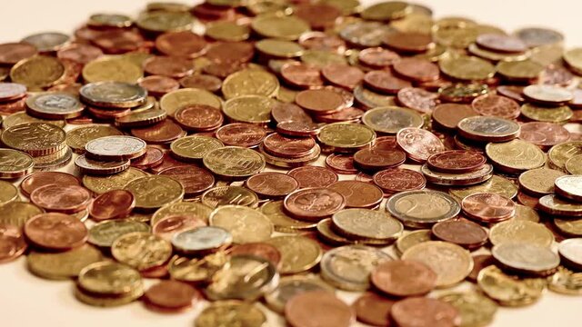 Euromünzen Währung Kleingeld auf einem Drehteller