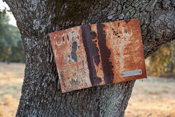 rusty hunting ground sign in spanish