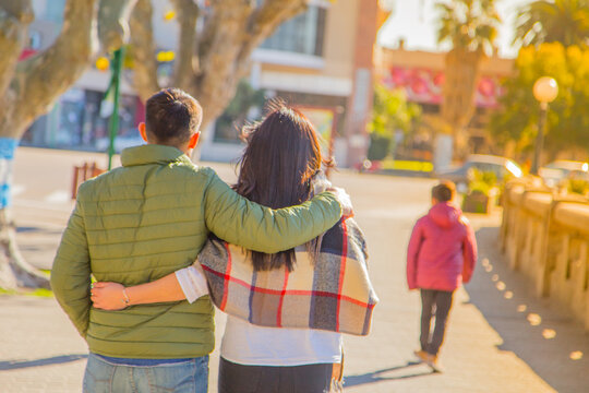Familia paseando
