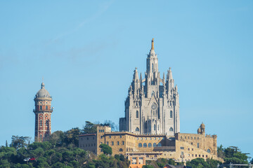 Fototapeta premium Tibidabo desde lejos y torre de las aguas dos rius