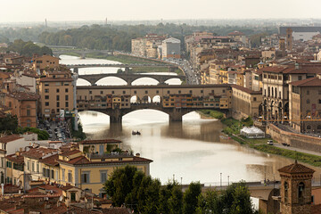 Fototapeta na wymiar Paisaje con el puente Vecchio en Florencia, Italia.