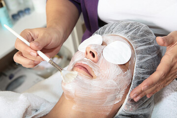 Gesichtsmaske auflegen im Kosmetikstudio