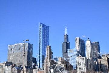 Obraz premium Big city skyline along frozen lakeshore in winter