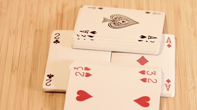Spielkarten drehen auf einem Drehteller