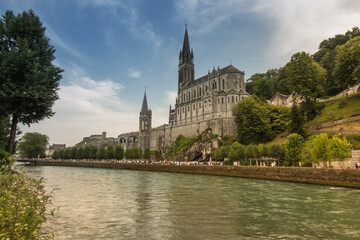 Fototapeta na wymiar View of the Basilica of Lourdes in France