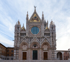 Obraz premium Duomo di Siena at sunrise, a black and white marble church typical of medieval gothic architecture, in the famous town of Siena, Tuscany, Italy