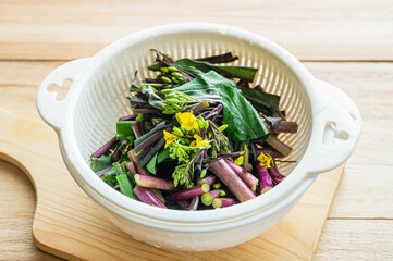 ザルに入ったコウサイタイ