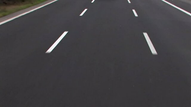 eading to an Avenue the dividing lines pass at high speed