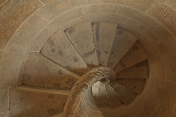 Escalera de caracol antigua hecha de piedra tallada vista en planta