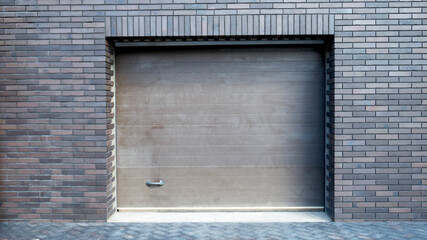 Obraz na płótnie Canvas lifting garage doors in a brick building.
