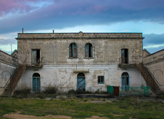 Fototapeta na wymiar Abandoned country houise, Southern Italy, Apulia.